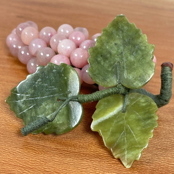 Vintage Mid Century Rose Quartz Grapes & Jade Carved Leaves Bunch Collectible - Picture 5 of 10